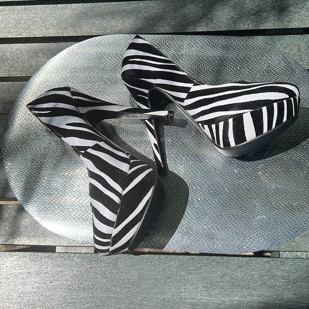 Size 7 Zebra platform pumps… so comfortable! Can wear to any occasion…. - Picture 10 of 17